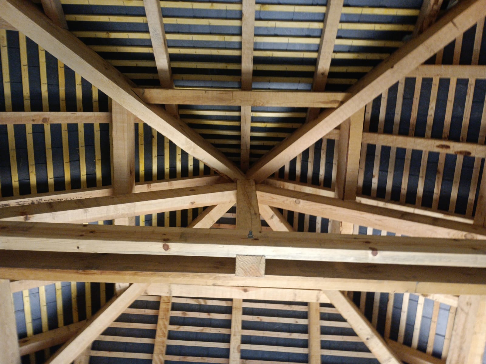 Charpente traditionnelle — vue intérieure