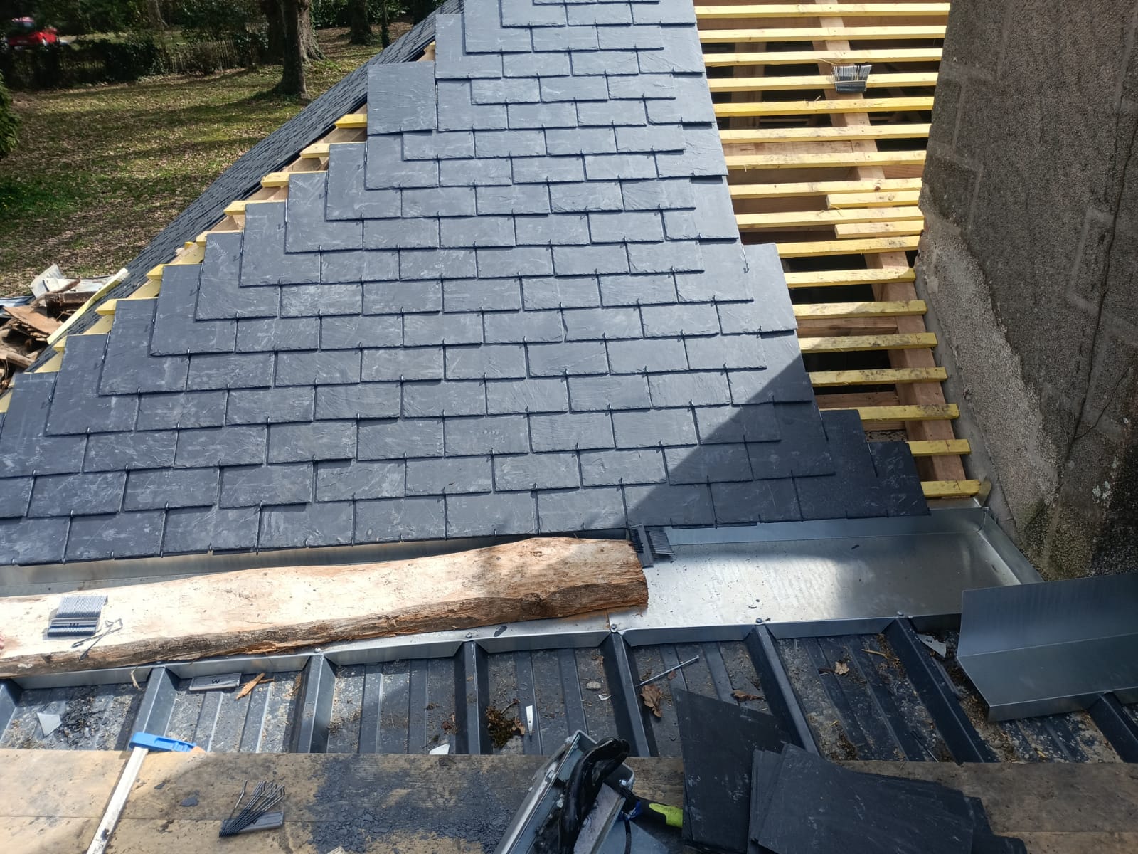 Noues et ardoises — raccords en zinc