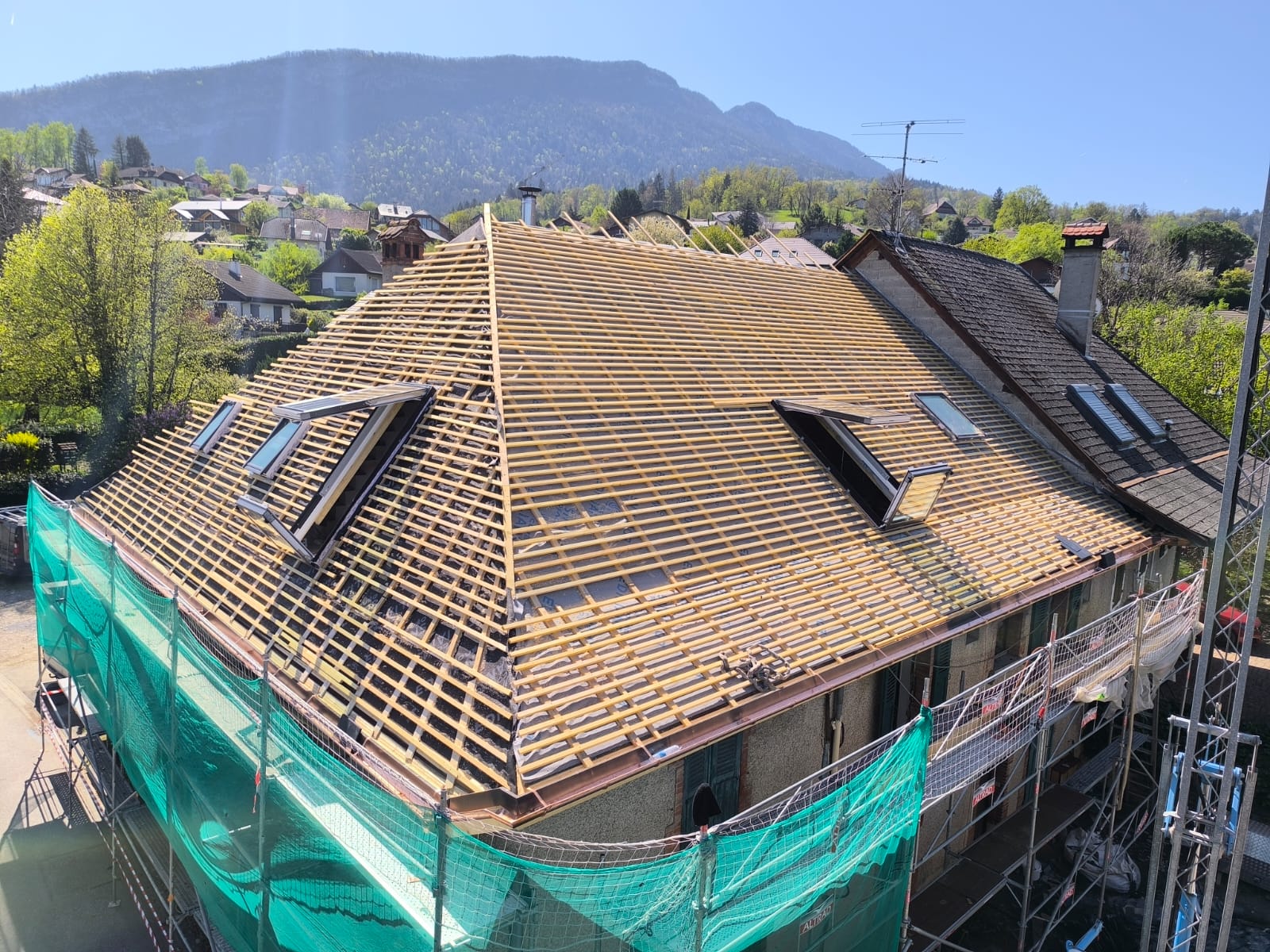 Vue large — liteaux et ouvertures