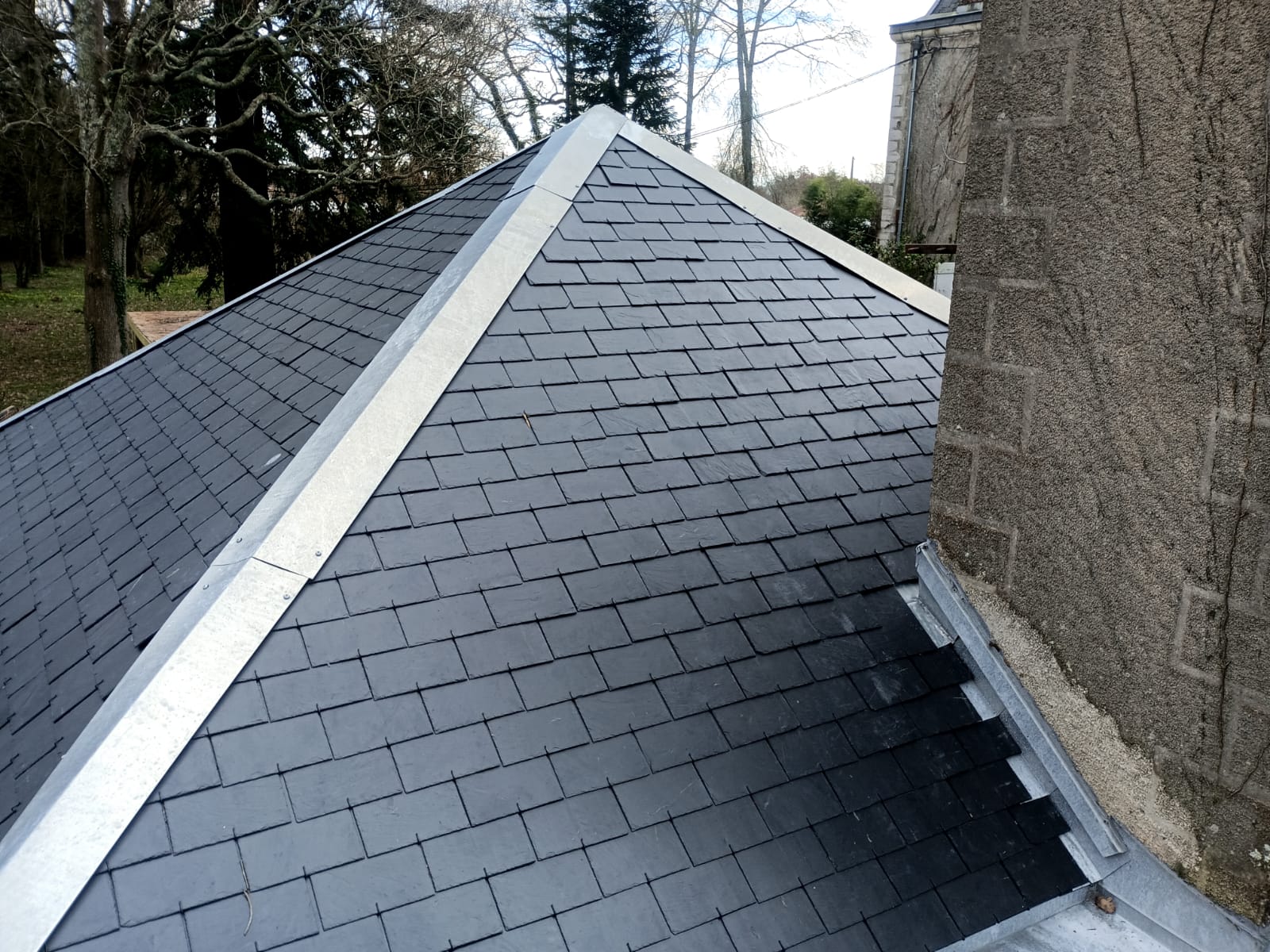 Noues et faîtage zinc sur ardoises