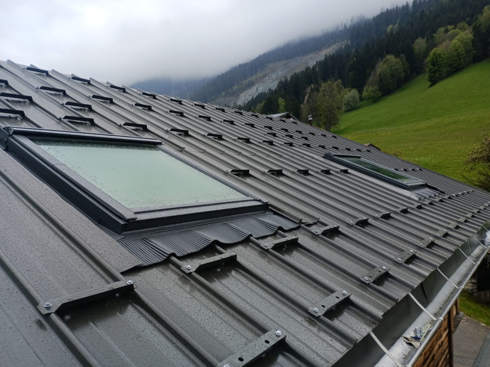 Bac acier et fenêtres de toit