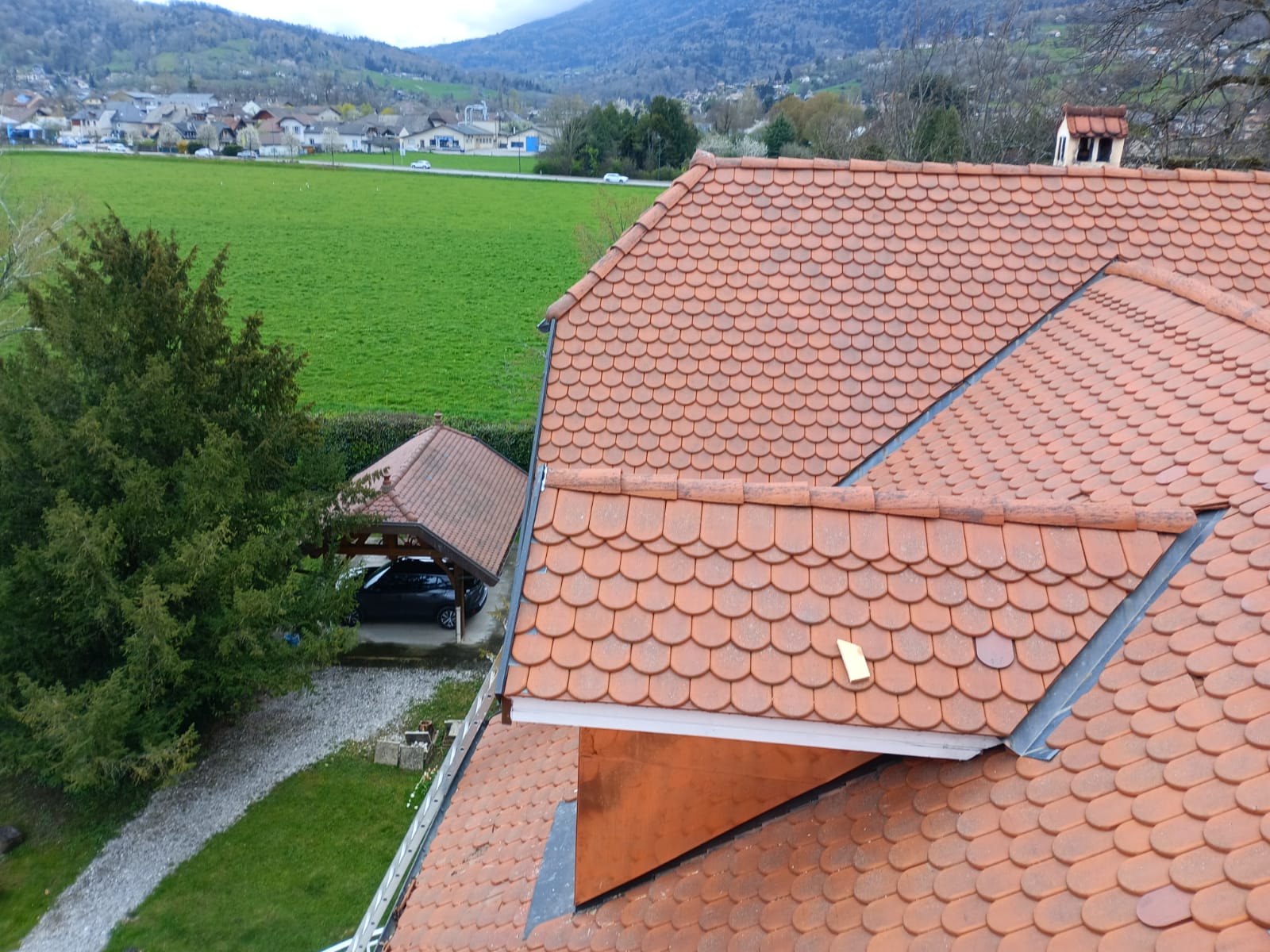 Tuiles écailles et zinguerie cuivre